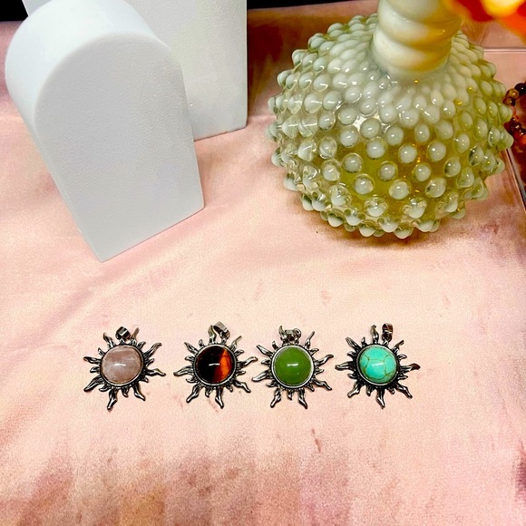 5 pc Random Healing Stone Pendant Semi Precious Stones Sun shape - Picture 4 of 12